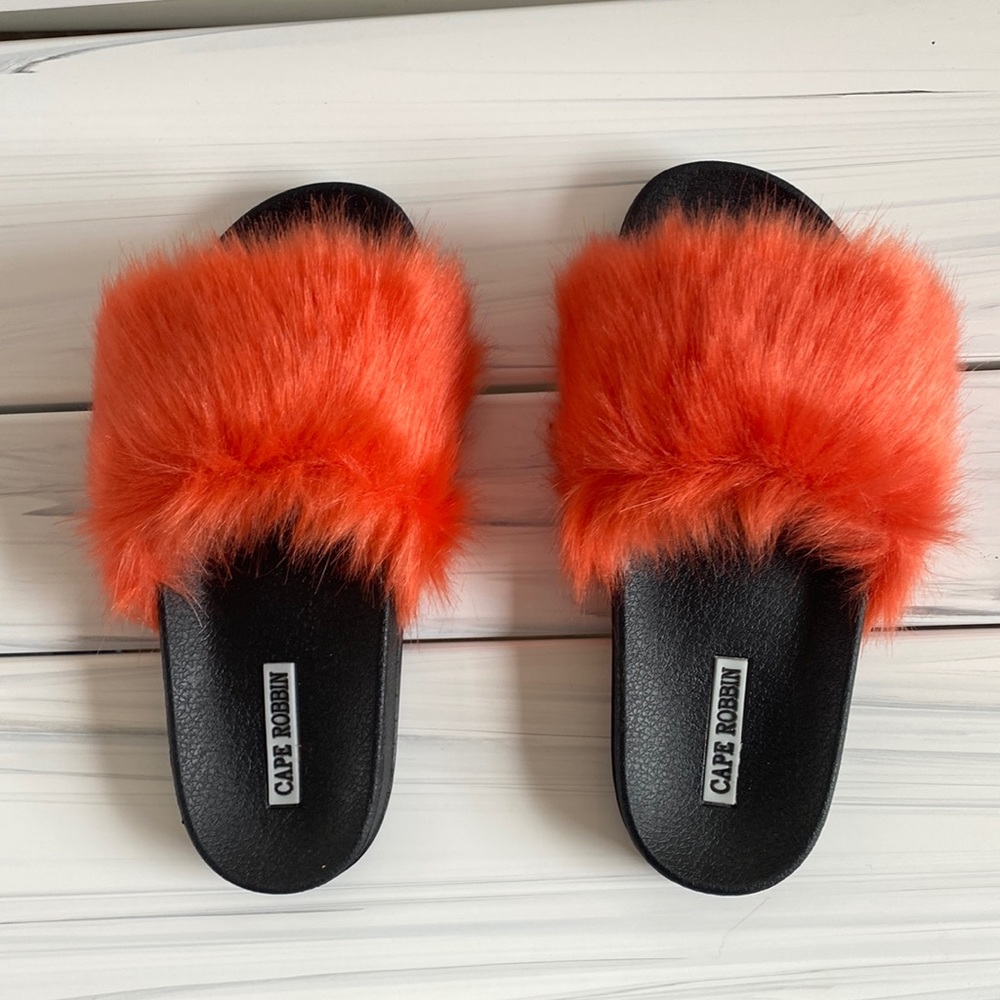 Furry Slides, Size 7.0, orange and black